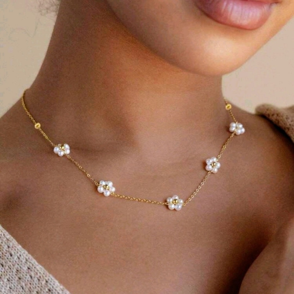 Pearl flower necklace; nwot